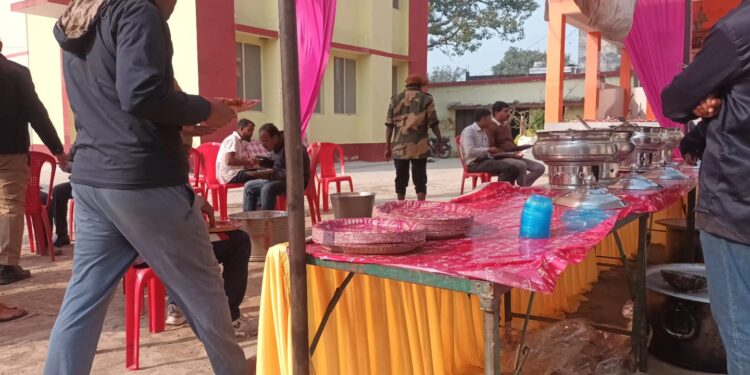 बृजमनगंज थाना में भक्ति का संगम: हनुमान मंदिर का पहला वार्षिकोत्सव, भंडारे में उमड़े श्रद्धालु