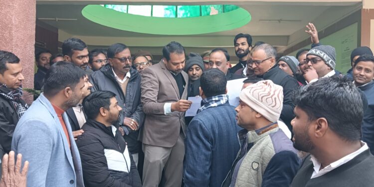 अधिवक्ताओं पर हमलों के विरोध में फरेंदा में प्रदर्शन, मुख्यमंत्री को ज्ञापन