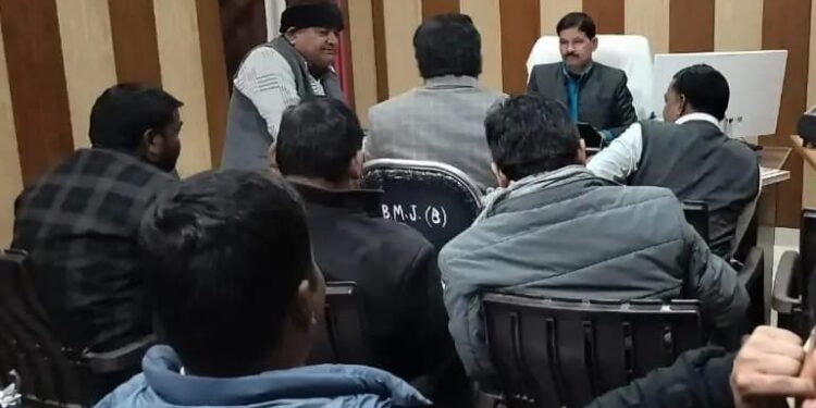 बृजमनगंज ब्लॉक में विकास कार्यों की समीक्षा, बीडीओ ने फार्मर रजिस्ट्री व SIR में तेजी के दिए निर्देश