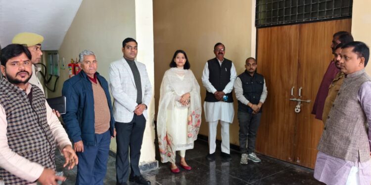 रायबरेली में डीएम ने राजनीतिक दलों के प्रतिनिधियों संग ईवीएम-वीवीपैट वेयरहाउस का किया निरीक्षण