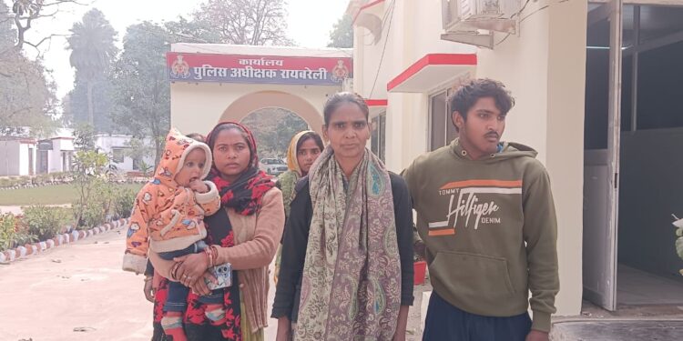 महिला से मारपीट कर कपड़े फाड़ने का आरोप, सरेनी पुलिस ने नहीं सुनी तो पीड़िता परिवार सहित पहुंची एसपी की चौखट