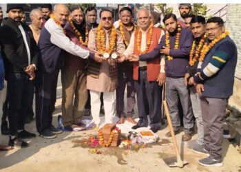 सरोजनी नगर वार्ड 18 में इंटरलॉकिंग सड़क व नाली निर्माण कार्य का शिलान्यास