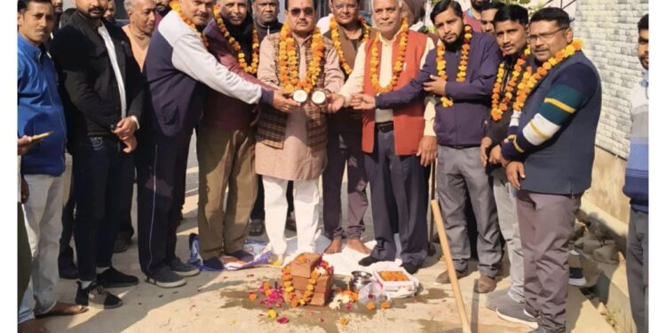 सरोजनी नगर वार्ड 18 में इंटरलॉकिंग सड़क व नाली निर्माण कार्य का शिलान्यास