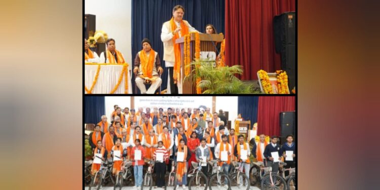 RWA के प्रबुद्ध मतदाता तय करते हैं देश की दिशा: डॉ. राजेश्वर सिंह, मेधावियों को लैपटॉप-साइकिल का वितरण