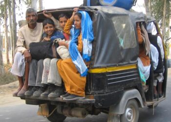 ऑटो बना मौत का वाहन! बृजमनगंज क्षेत्र में यात्री जान जोखिम में डालने को मजबूर