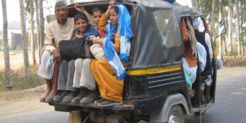 ऑटो बना मौत का वाहन! बृजमनगंज क्षेत्र में यात्री जान जोखिम में डालने को मजबूर