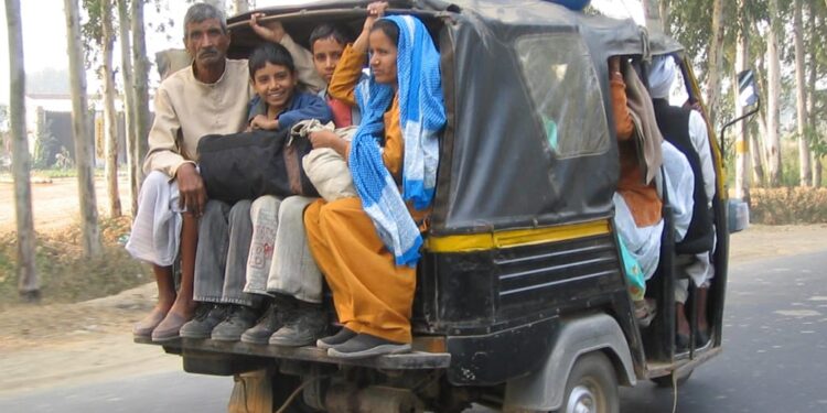 ऑटो बना मौत का वाहन! बृजमनगंज क्षेत्र में यात्री जान जोखिम में डालने को मजबूर