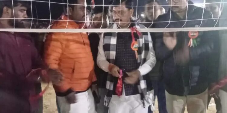 लेहड़ा वॉलीबॉल फाइनल में गोंडा का दबदबा, डीडीयू गोरखपुर को हराकर ट्रॉफी पर किया कब्जा