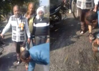 बृजमनगंज में सड़क मरम्मत की खुली पोल, बिना डामर गिट्टी डालने का वीडियो वायरल