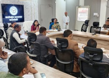 डिजिटल क्रॉप सर्वे में लापरवाही पर सख्त DM, दो संविदा कर्मियों की सेवा समाप्त