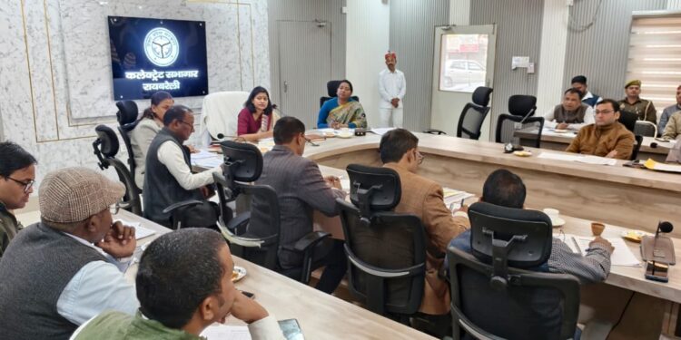 डिजिटल क्रॉप सर्वे में लापरवाही पर सख्त DM, दो संविदा कर्मियों की सेवा समाप्त