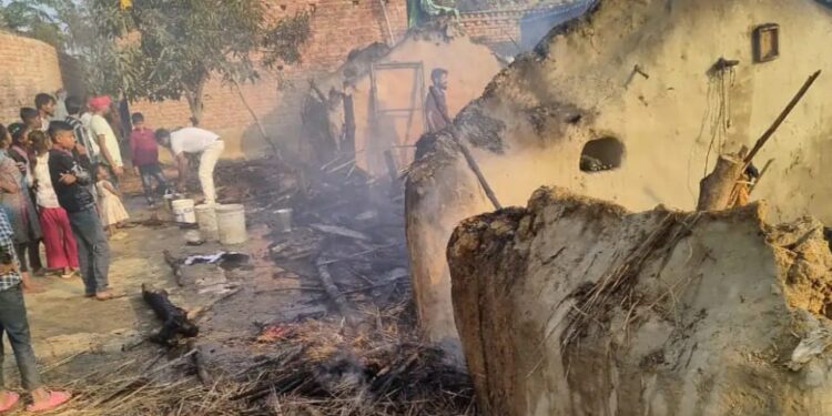 अचानक लगी आग ने छीना आशियाना, बरगाहपुर में परिवार बेघर