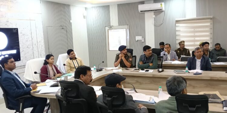 रायबरेली में सड़क सुरक्षा पर सख्ती: डीएम-एसपी ने ओवरस्पीडिंग, रॉन्ग साइड व अवैध कट पर कार्रवाई के दिए निर्देश