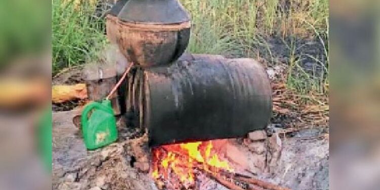 बृजमनगंज के कई गांवों में कच्ची शराब का अवैध कारोबार सक्रिय, ग्रामीणों ने प्रशासन से कार्रवाई की मांग