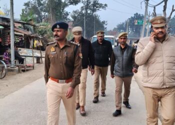 बृजमनगंज में पुलिस का फ्लैग मार्च, सुरक्षा को लेकर सख्ती