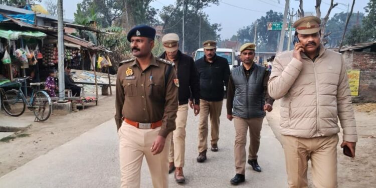 बृजमनगंज में पुलिस का फ्लैग मार्च, सुरक्षा को लेकर सख्ती