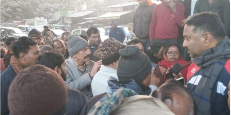 सरोजनी नगर में हाइडल नहर चौराहा बंद करने पर बवाल, व्यापारियों के विरोध के बाद काम रुका