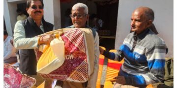 मकर संक्रांति से पहले बनी बंथरा में जनसेवा, शंकरी सिंह ने बांटे कंबल व खिचड़ी किट