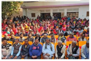 मकर संक्रांति से पहले बनी बंथरा में जनसेवा, शंकरी सिंह ने बांटे कंबल व खिचड़ी किट