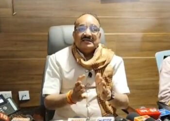 रायबरेली में राहुल गांधी के दौरे पर सियासी घमासान, मंत्री दिनेश प्रताप सिंह ने वादों और सड़कों पर उठाए सवाल