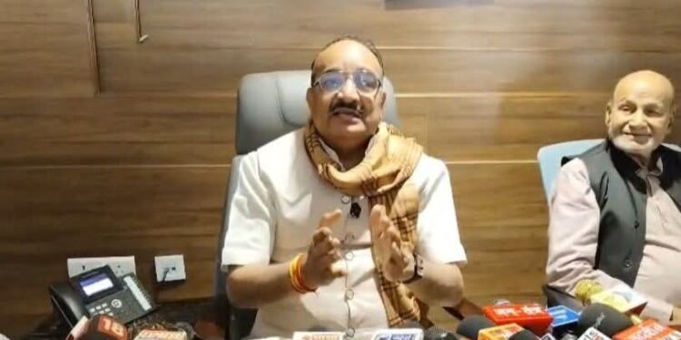 रायबरेली में राहुल गांधी के दौरे पर सियासी घमासान, मंत्री दिनेश प्रताप सिंह ने वादों और सड़कों पर उठाए सवाल