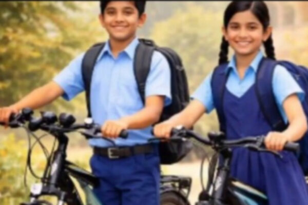 स्कूल छात्र साइकिल के साथ (प्रतीकात्मक फोटो)
