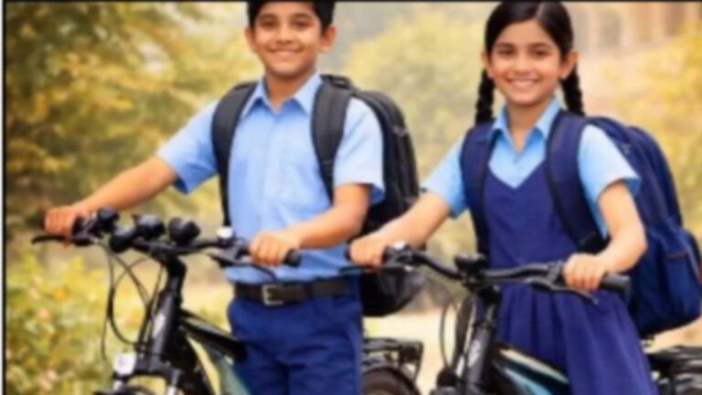 स्कूल छात्र साइकिल के साथ (प्रतीकात्मक फोटो)