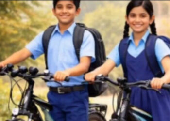 स्कूल छात्र साइकिल के साथ (प्रतीकात्मक फोटो)