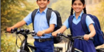 स्कूल छात्र साइकिल के साथ (प्रतीकात्मक फोटो)