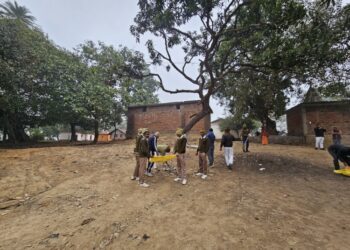 बृजमनगंज में पुलिस का स्वच्छता अभियान, पौहारी बाबा आश्रम परिसर से हटाया गया सिंगल यूज प्लास्टिक