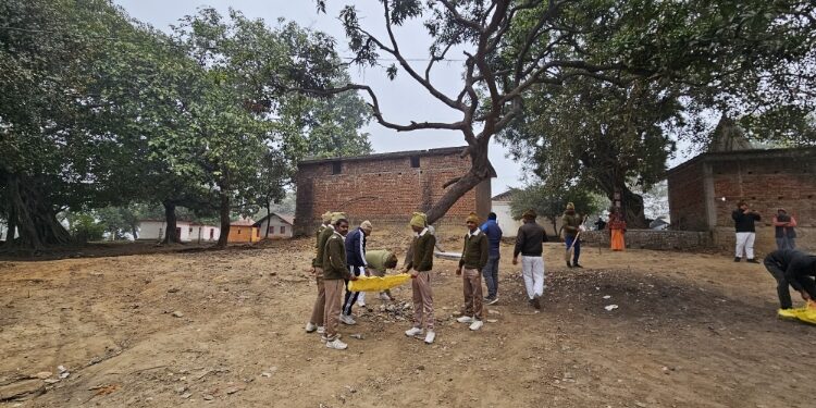 बृजमनगंज में पुलिस का स्वच्छता अभियान, पौहारी बाबा आश्रम परिसर से हटाया गया सिंगल यूज प्लास्टिक