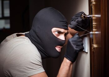 बृजमनगंज में सरकारी आरआरसी सेंटर में चोरी, लोहे का दरवाजा व बिजली उपकरण ले उड़े चोर