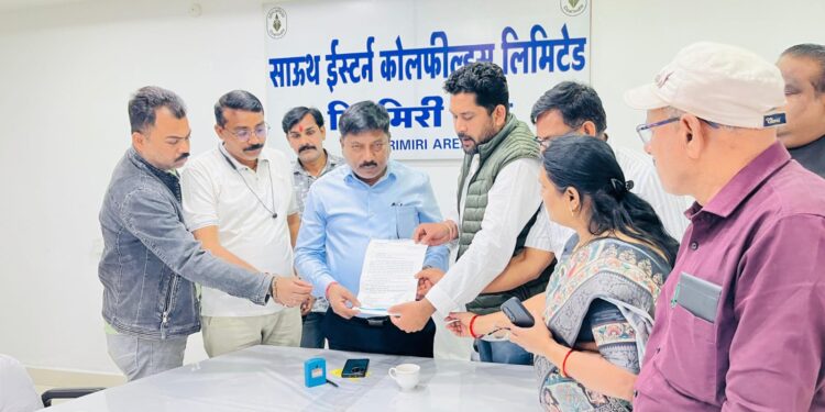 चिरमिरी: कांग्रेस प्रतिनिधिमंडल ने SECL जीएम को सौंपा ज्ञापन, स्थानीय रोजगार पर जोर