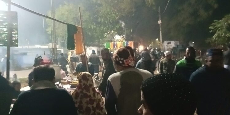 शब-ए-बारात की रात: मस्जिदों और कब्रिस्तानों में उमड़ी अकीदतमंदों की भीड़