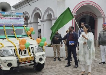 रायबरेली: फार्मर रजिस्ट्री के लिए डीएम ने प्रचार वाहनों को दिखाई हरी झंडी