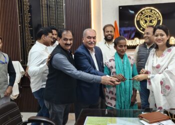 जनसुनवाई में उठी पीड़ा बनी राहत, दिव्यांग पिता की बेटी को मिली स्कूटी