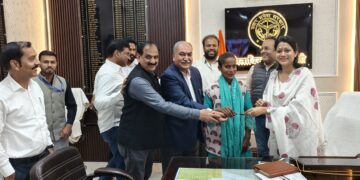 जनसुनवाई में उठी पीड़ा बनी राहत, दिव्यांग पिता की बेटी को मिली स्कूटी