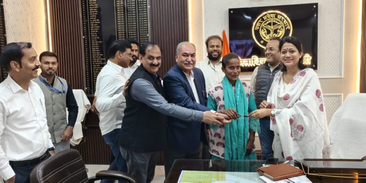 जनसुनवाई में उठी पीड़ा बनी राहत, दिव्यांग पिता की बेटी को मिली स्कूटी