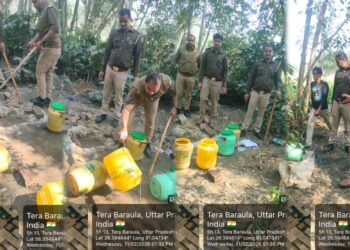 रायबरेली में आबकारी टीम की कार्रवाई, 42 लीटर कच्ची शराब बरामद, 250 किलो लहन नष्ट