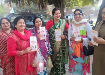 सरोजनीनगर में पिंक बूथ 15 टीम का जागरूकता अभियान, महिलाओं को मिशन शक्ति की जानकारी