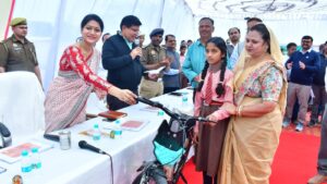 रायबरेली में डीएम ने लगाई ग्राम चौपाल, बहादुर नगर स्कूल में एमडीएम शेड और स्मार्ट क्लास का उद्घाटन