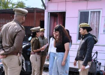 मिशन शक्ति 5.0 के तहत लखनऊ के अवध चौराहे पर महिलाओं को दी गई सुरक्षा और साइबर जागरूकता जानकारी