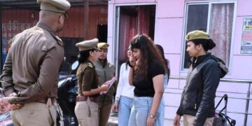 मिशन शक्ति 5.0 के तहत लखनऊ के अवध चौराहे पर महिलाओं को दी गई सुरक्षा और साइबर जागरूकता जानकारी