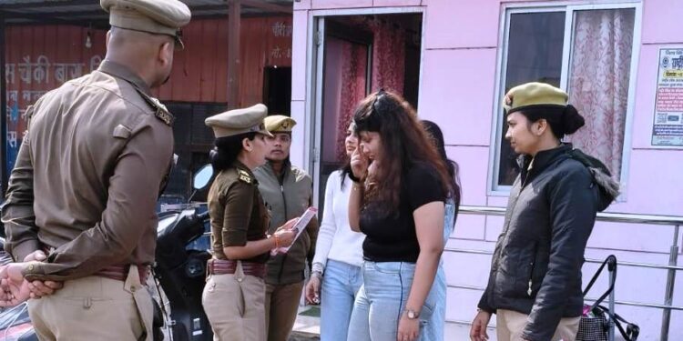 मिशन शक्ति 5.0 के तहत लखनऊ के अवध चौराहे पर महिलाओं को दी गई सुरक्षा और साइबर जागरूकता जानकारी