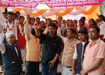 विदाई में नम हुईं आंखें: बृजमनगंज के एआरसी पब्लिक स्कूल में सीनियर छात्रों को मिला आशीर्वाद