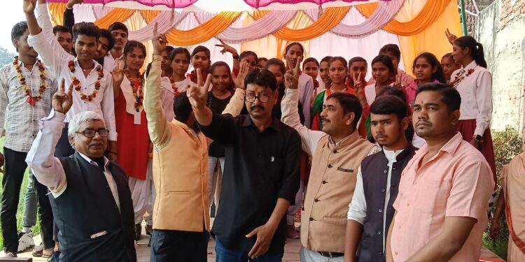 विदाई में नम हुईं आंखें: बृजमनगंज के एआरसी पब्लिक स्कूल में सीनियर छात्रों को मिला आशीर्वाद