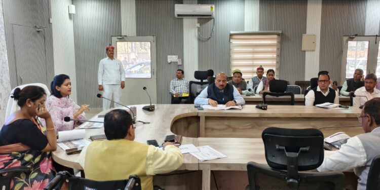 रायबरेली में डीएम सख्त: निर्माण कार्य समय पर पूरे न करने पर होगी पेनाल्टी