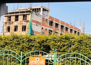 रुका था काम, फिर कैसे शुरू हुआ निर्माण? तहसील-नगर निगम पर सवाल