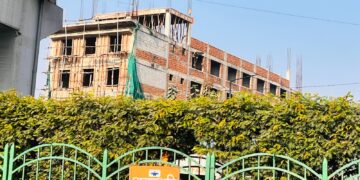 रुका था काम, फिर कैसे शुरू हुआ निर्माण? तहसील-नगर निगम पर सवाल