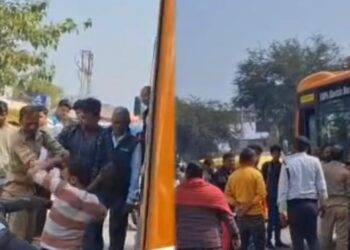 ट्रैफिक पुलिस के सामने हमला? शहीद पथ कांड का वीडियो वायरल